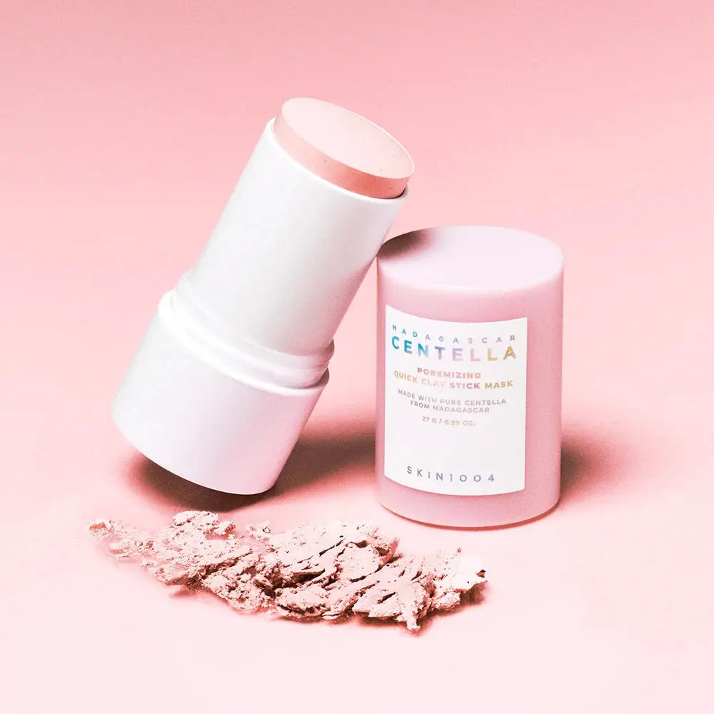 Open SKIN1004 Poremizing Quick Clay Stick Mask naast een swatch van roze klei