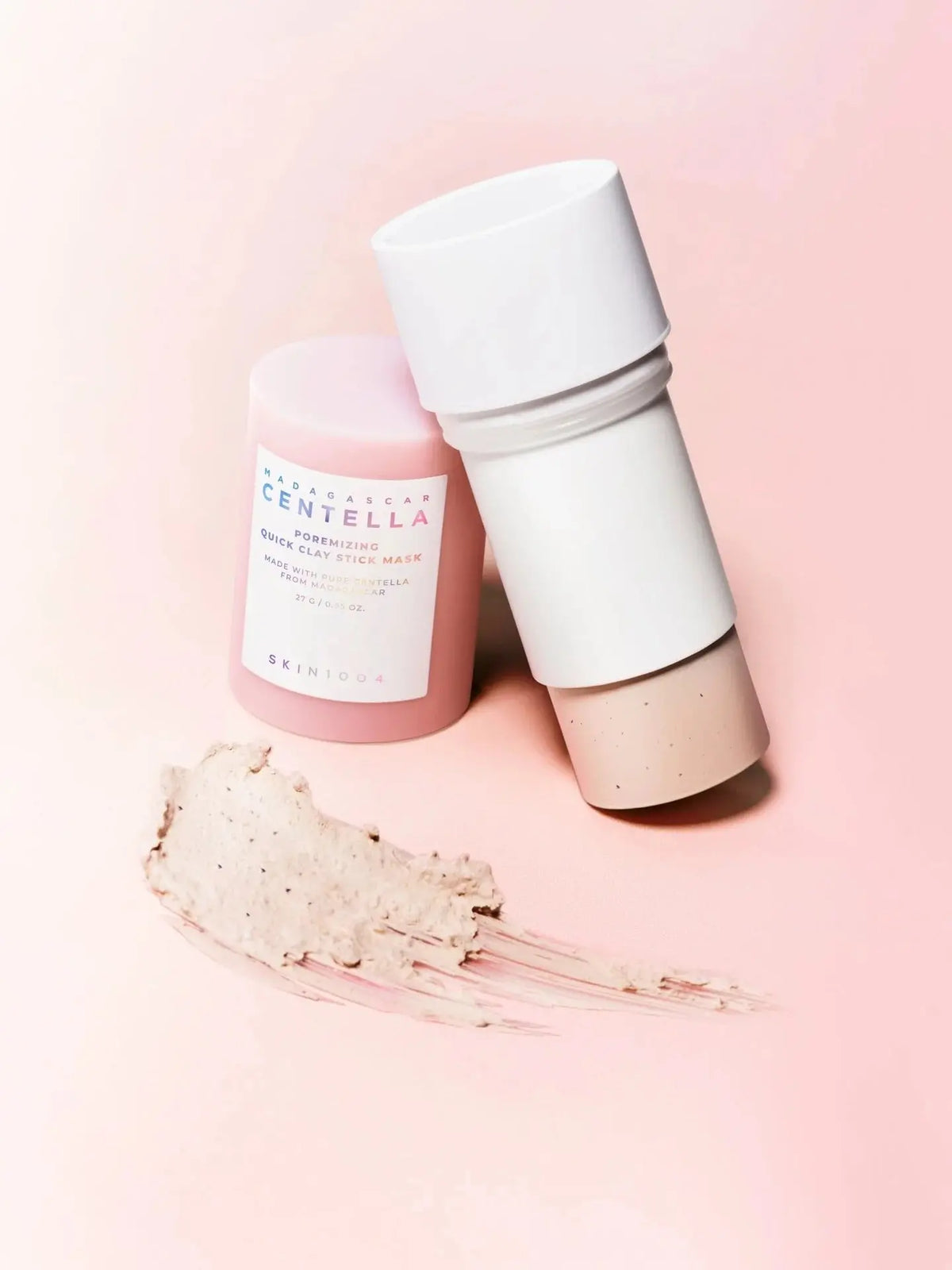 Twee SKIN1004 Poremizing Quick Clay Stick Masks met een veeg van de kleitextuur