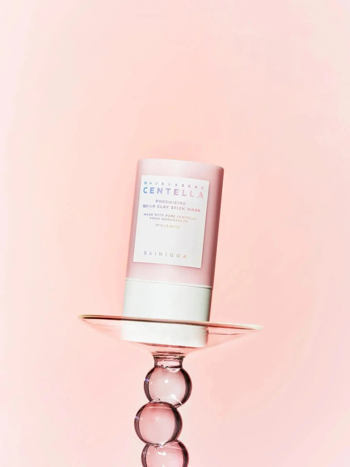 SKIN1004 Poremizing Quick Clay Stick Mask op een glazen standaard