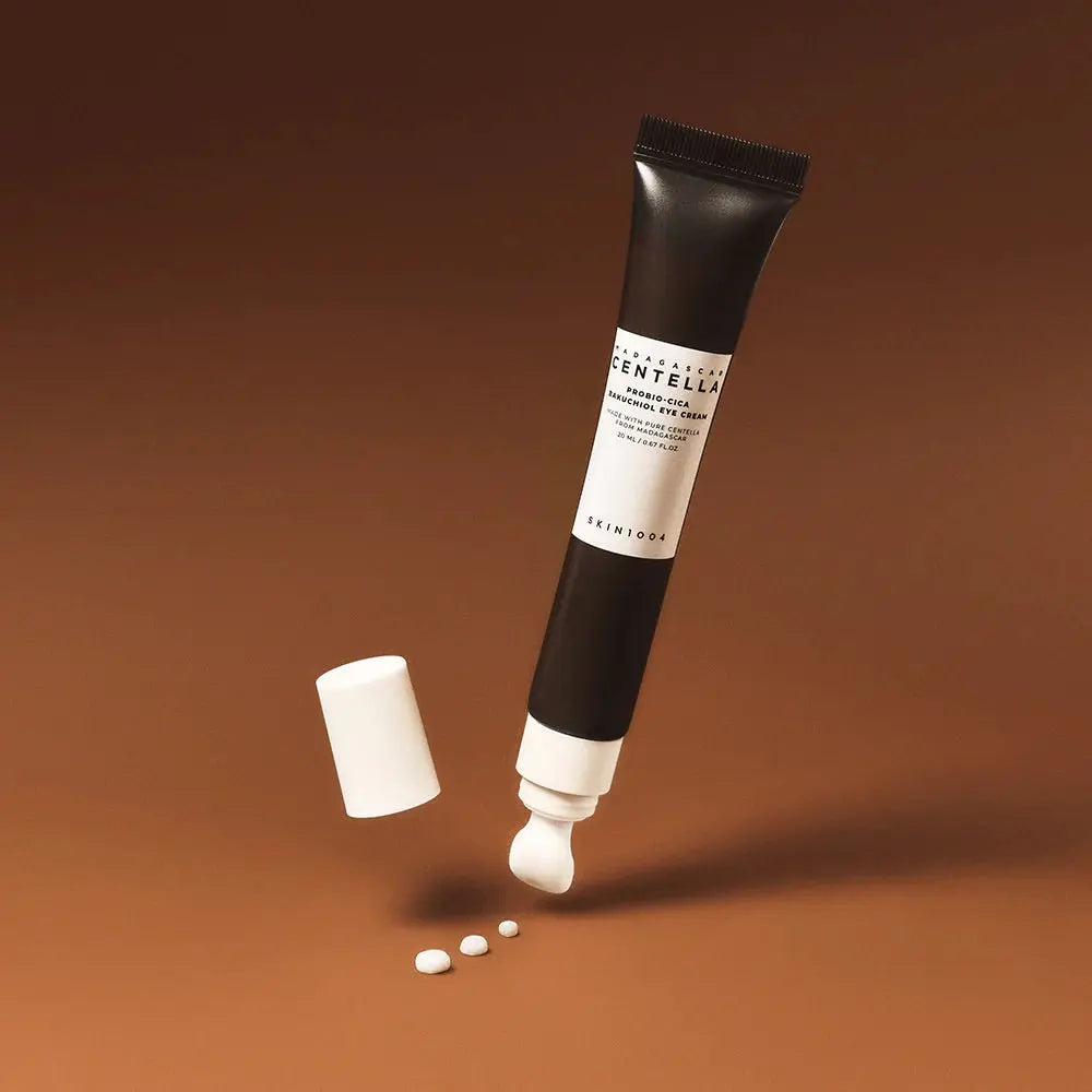 SKIN1004 Probio-Cica Bakuchiol Eye Cream met open dop en drie druppels crème