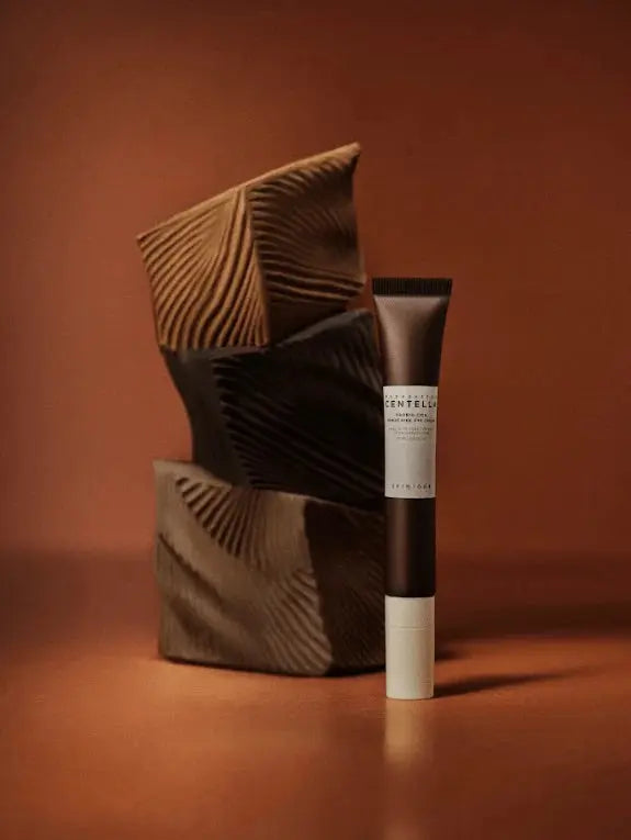SKIN1004 Probio-Cica Bakuchiol Eye Cream naast gestapelde houten blokken