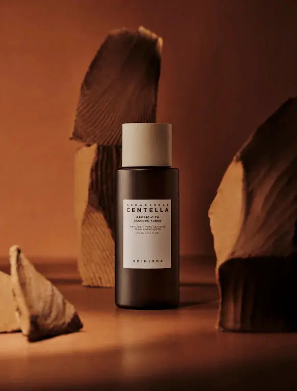 SKIN1004 Probio-Cica Essence Toner tussen houten blokken in warm licht