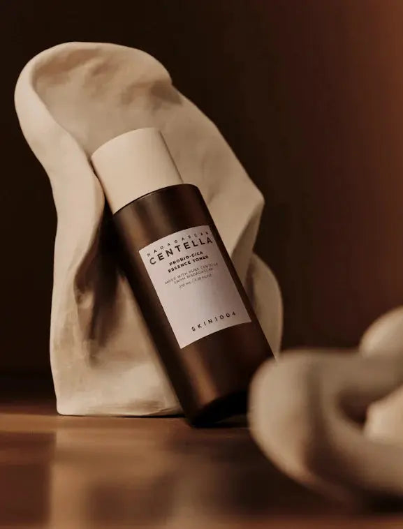 SKIN1004 Probio-Cica Essence Toner tegen een beige doek