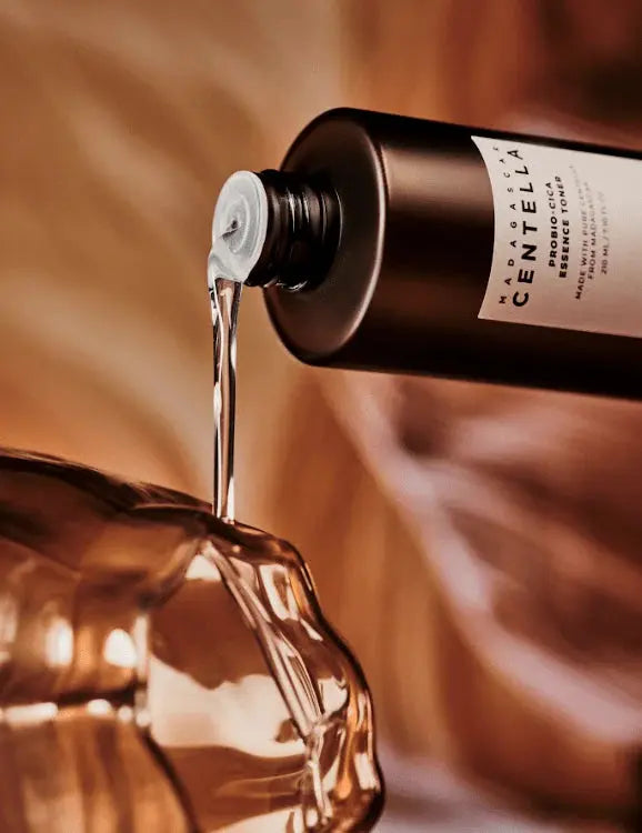 Heldere SKIN1004 Probio-Cica Essence Toner wordt uit de fles gegoten