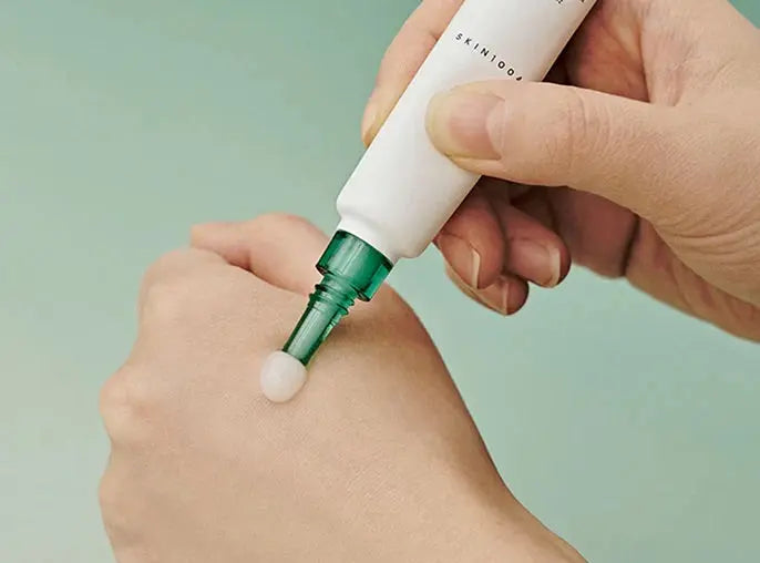 SKIN1004 Tea-Trica Spot Cream wordt met de dunne punt op de hand aangebracht