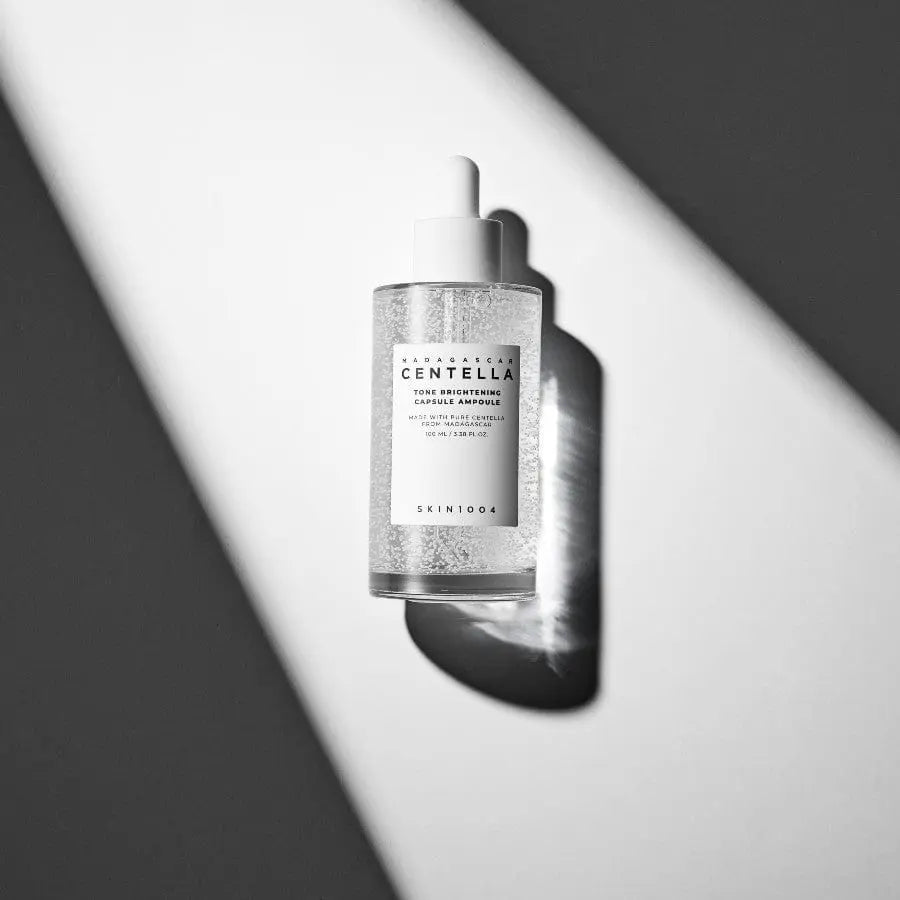 SKIN1004 Tone Brightening Capsule Ampoule liggend in zwart-wit schaduw