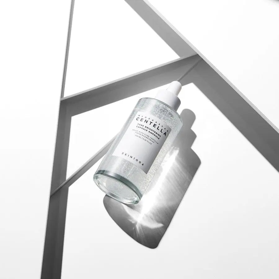 SKIN1004 Tone Brightening Capsule Ampoule schuin in lijnen van licht en schaduw