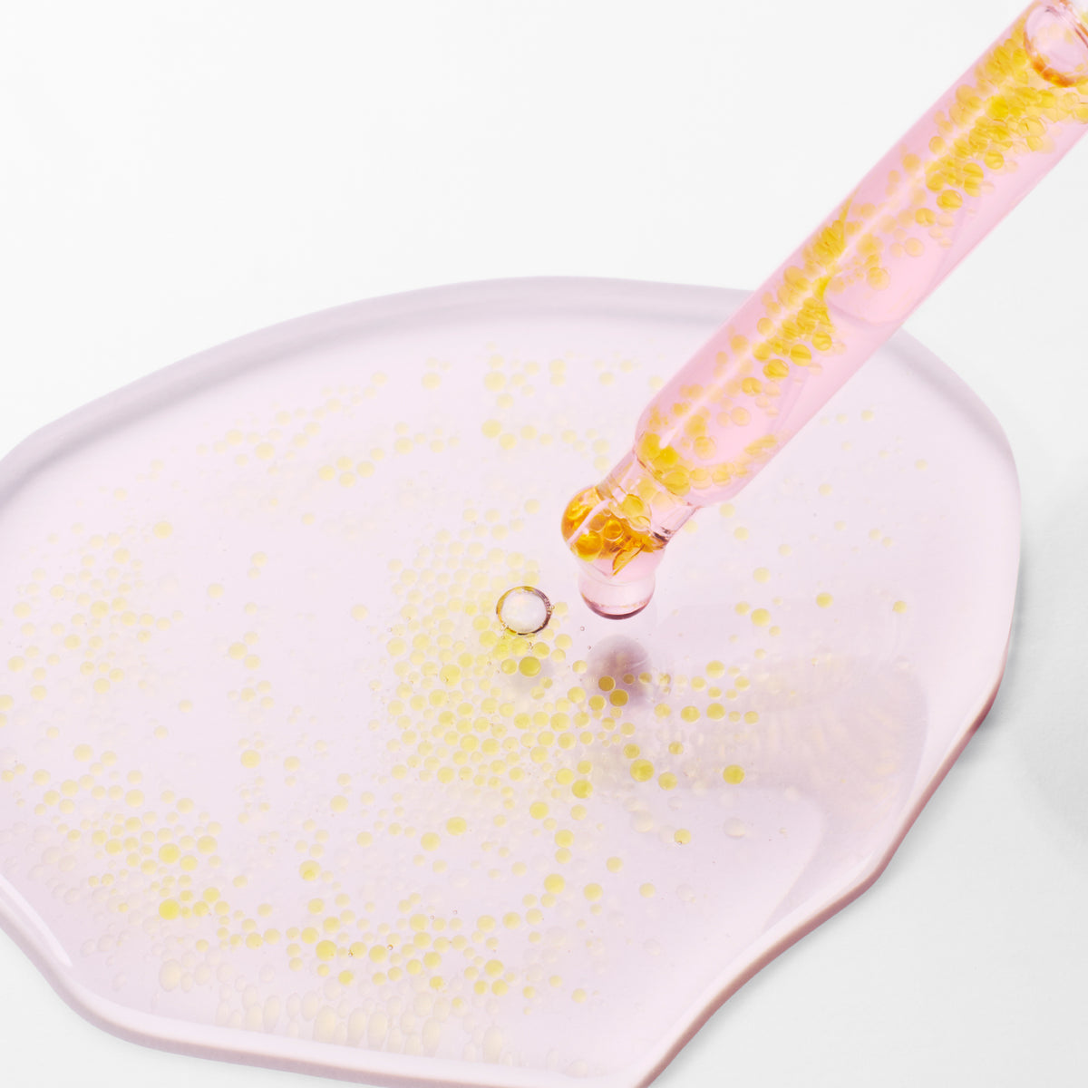 Close-up van het PURITO TXA 6 Niacinamide 10 Retinal Serum met pipet en capsules