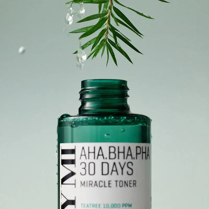 SOME BY MI AHA BHA PHA 30 Days Miracle Toner, open flacon met een takje tea tree