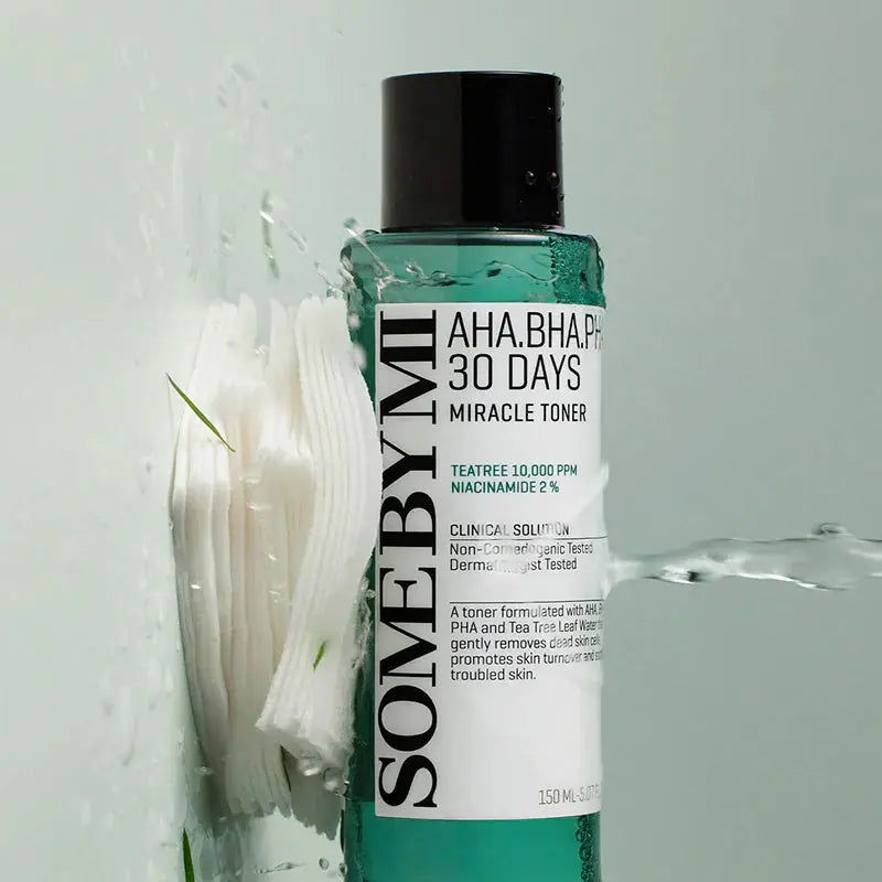 SOME BY MI AHA BHA PHA 30 Days Miracle Toner, flacon naast een stapel wattenschijfjes