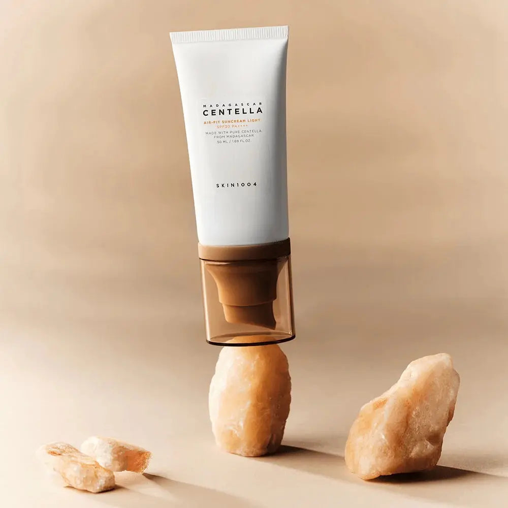 SKIN1004 Madagascar Centella Air Fit Suncream Light, minerale zonnebrand met zinkoxide, op een steen