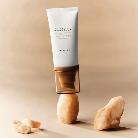SKIN1004 Madagascar Centella Air Fit Suncream Light, minerale zonnebrand met zinkoxide, op een steen
