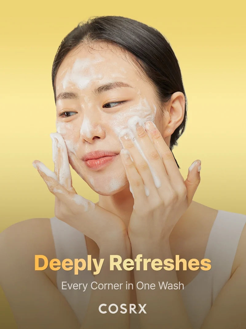 Vrouw reinigt haar gezicht met de CosRX Advanced Snail Mucin Gel Cleanser
