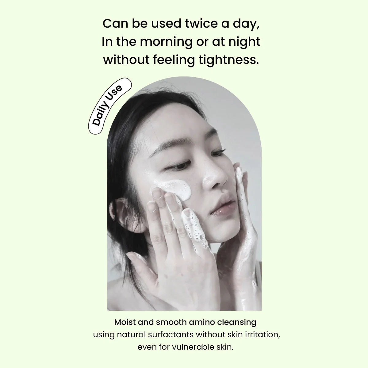 Vrouw reinigt haar gezicht met de Heimish Matcha Biome Amino Acne Cleansing Foam