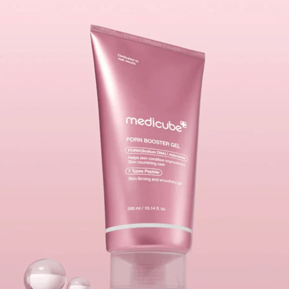 Medicube PDRN Booster Gel op roze achtergrond, glijgel voor gua sha en beautydevice