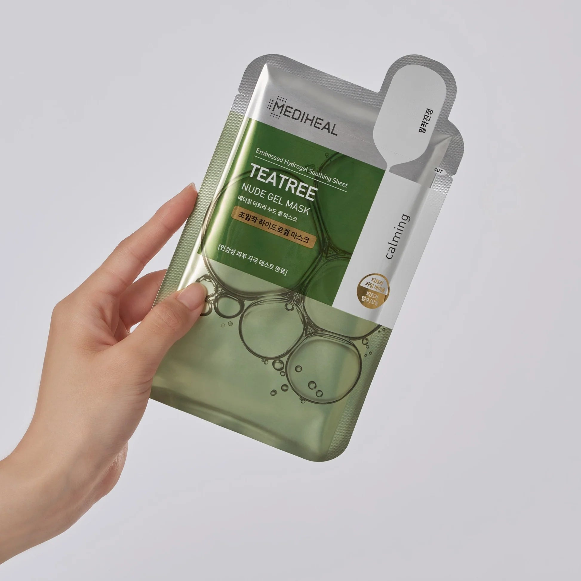 Het Tea Tree Nude Gel masker van Mediheal in de hand
