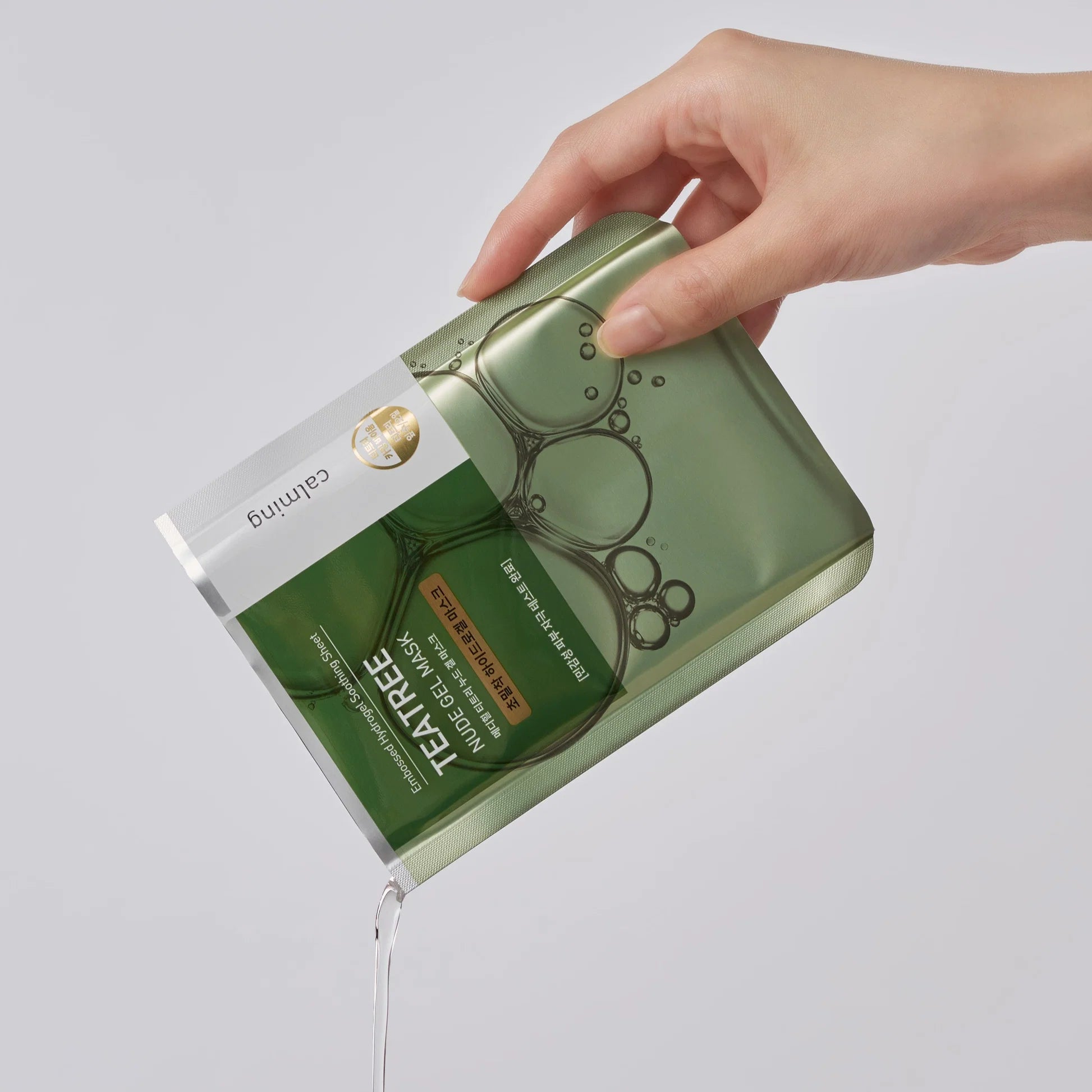 Essence loopt uit het zakje van het Mediheal Tea Tree hydrogelmasker