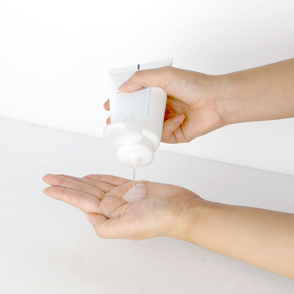 Doorzichtige gel van de Pyunkang Yul Acne Facial Cleanser in de handpalm