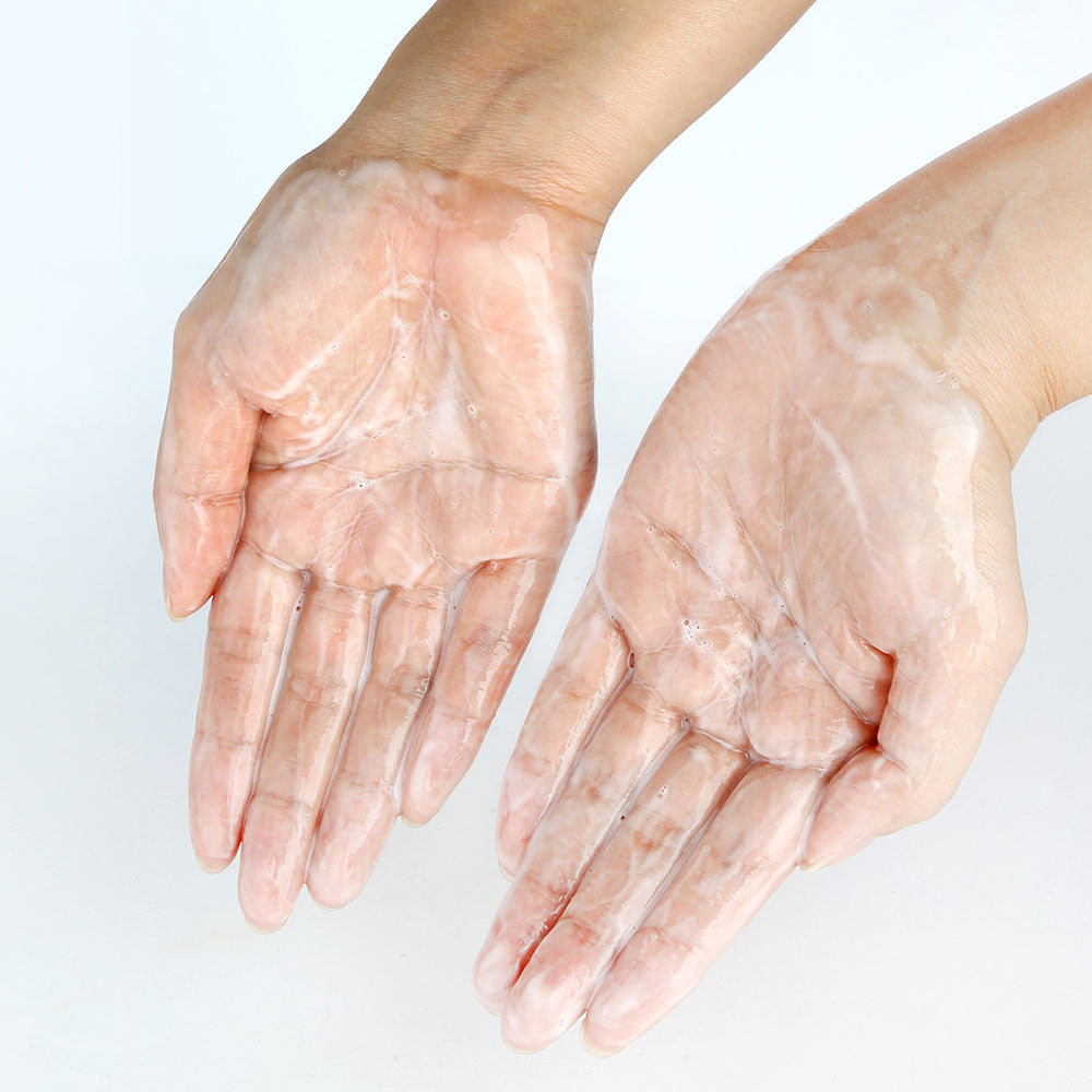 Lichte, fijne microbubbels van de Pyunkang Yul Acne Facial Cleanser tussen de handen