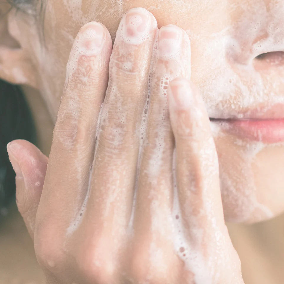 Vrouw reinigt haar gezicht met Pyunkang Yul Calming Acne Cleansing Foam