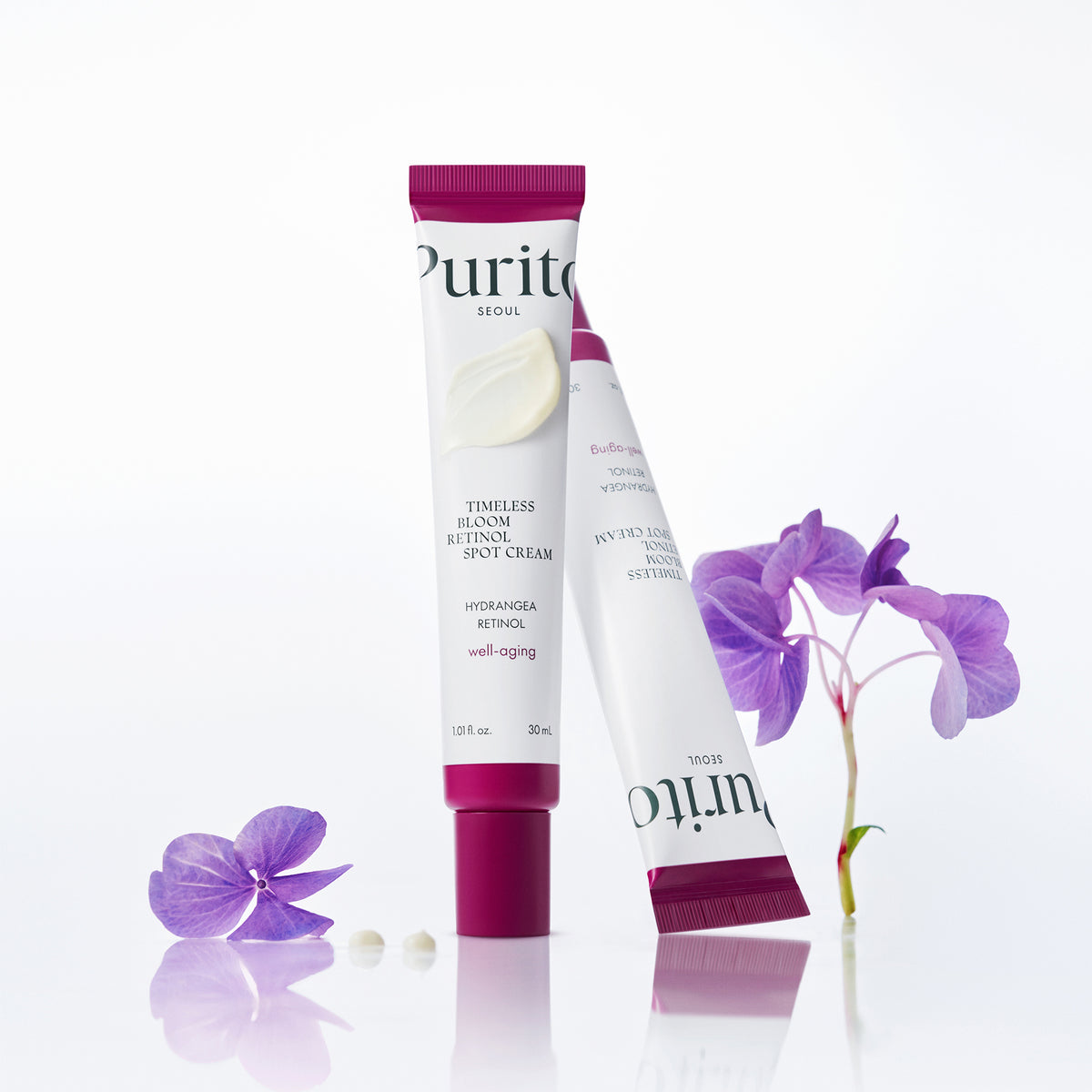 Twee tubes PURITO Timeless Bloom Retinol Spot Cream met hortensiabloemen