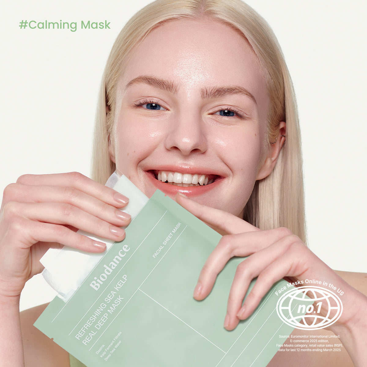 Model houdt het Biodance Refreshing Sea Kelp sheetmasker vast, calming mask