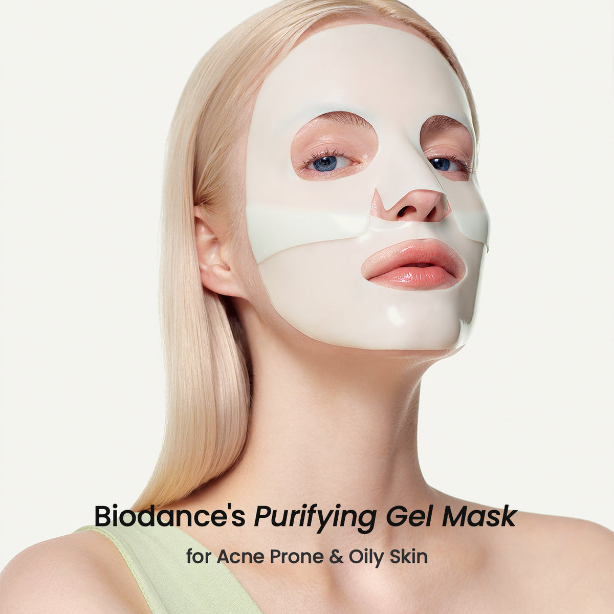Model draagt het Biodance Refreshing Sea Kelp Real Deep Mask, purifying gel mask voor de acnegevoelige en vette huid