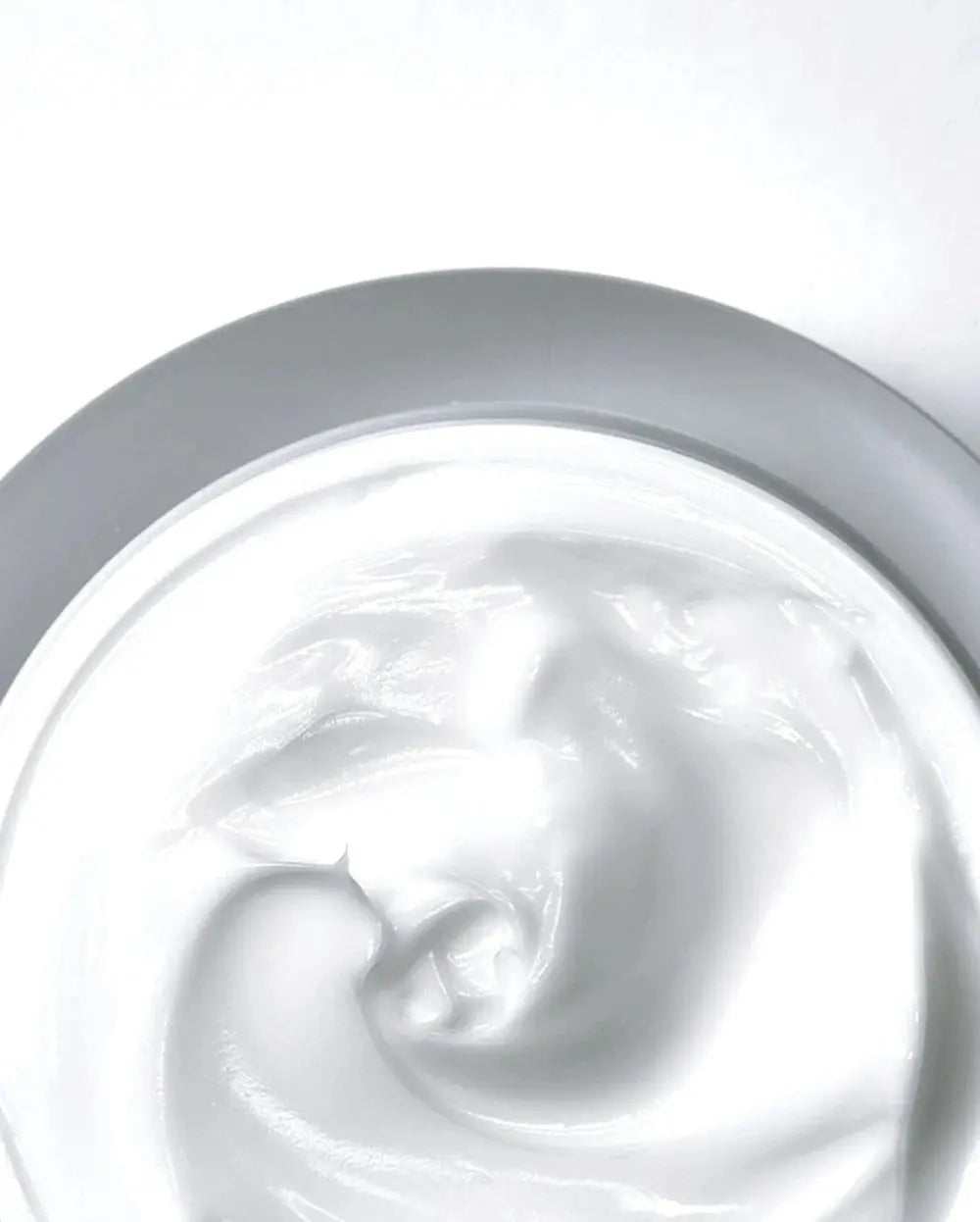 Anua Heartleaf 70 Intense Calming Cream, close-up van de witte, romige textuur in de pot