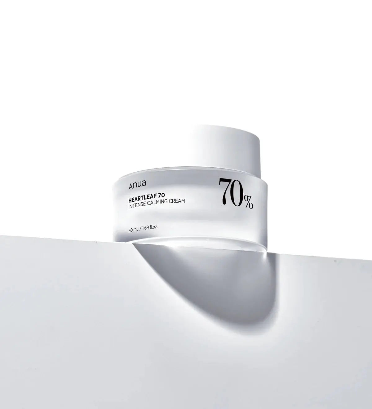 Anua Heartleaf 70 Intense Calming Cream, pot op een witte rand met schaduw