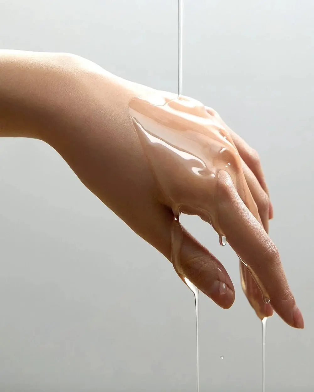 Anua Heartleaf Pore Control Cleansing Oil loopt over de hand, lichte olieachtige textuur
