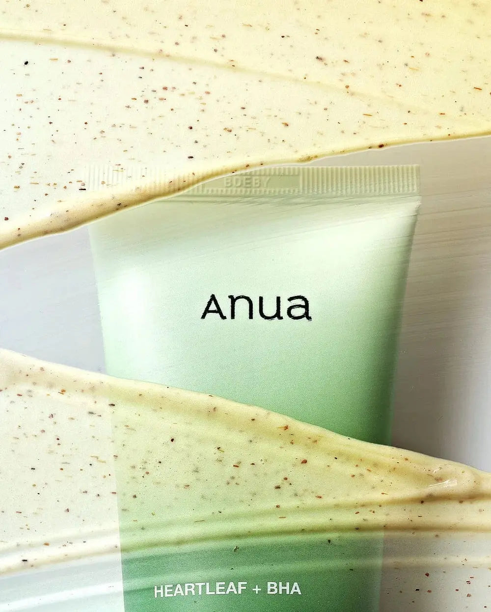 Anua Heartleaf Quercetinol Pore Deep Cleansing Foam met heartleaf en BHA, textuur met korreltjes