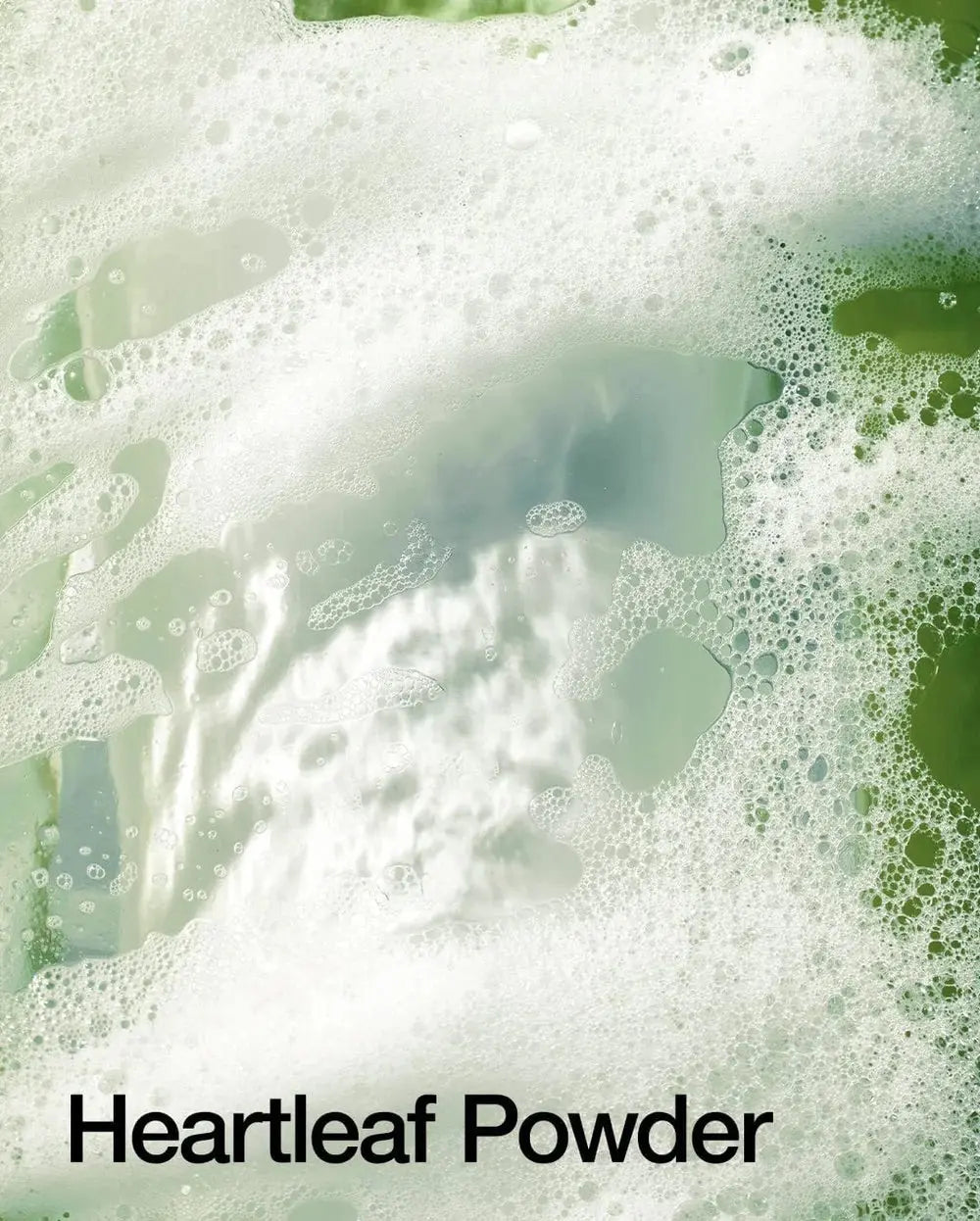 Anua Heartleaf Quercetinol Pore Deep Cleansing Foam met heartleaf poeder, close-up van het schuim