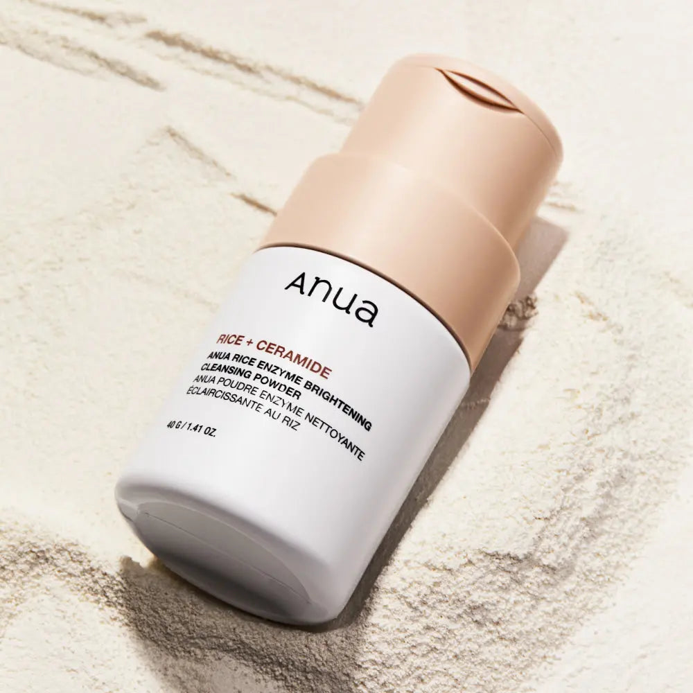Anua Rice Enzyme Brightening Cleansing Powder, flacon schuin in het poeder