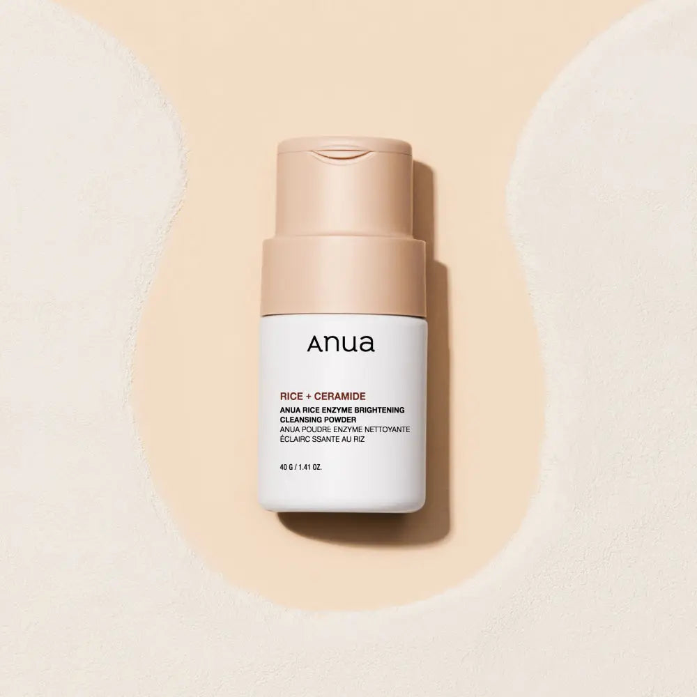 Anua Rice Enzyme Brightening Cleansing Powder, flacon op een laagje beige poeder