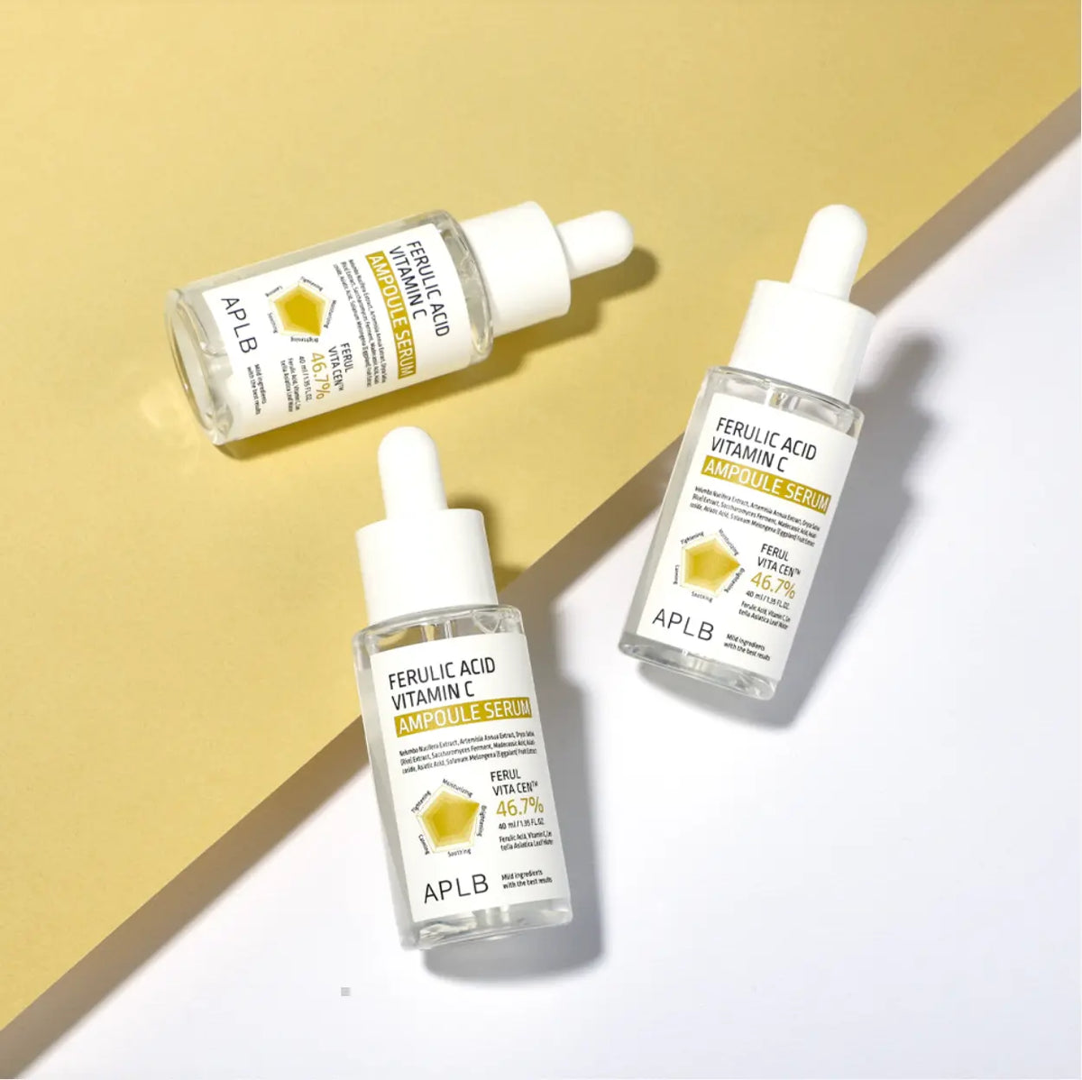 APLB Ferulic Acid Vitamin C Ampoule Serum, drie flacons op een geel-wit vlak