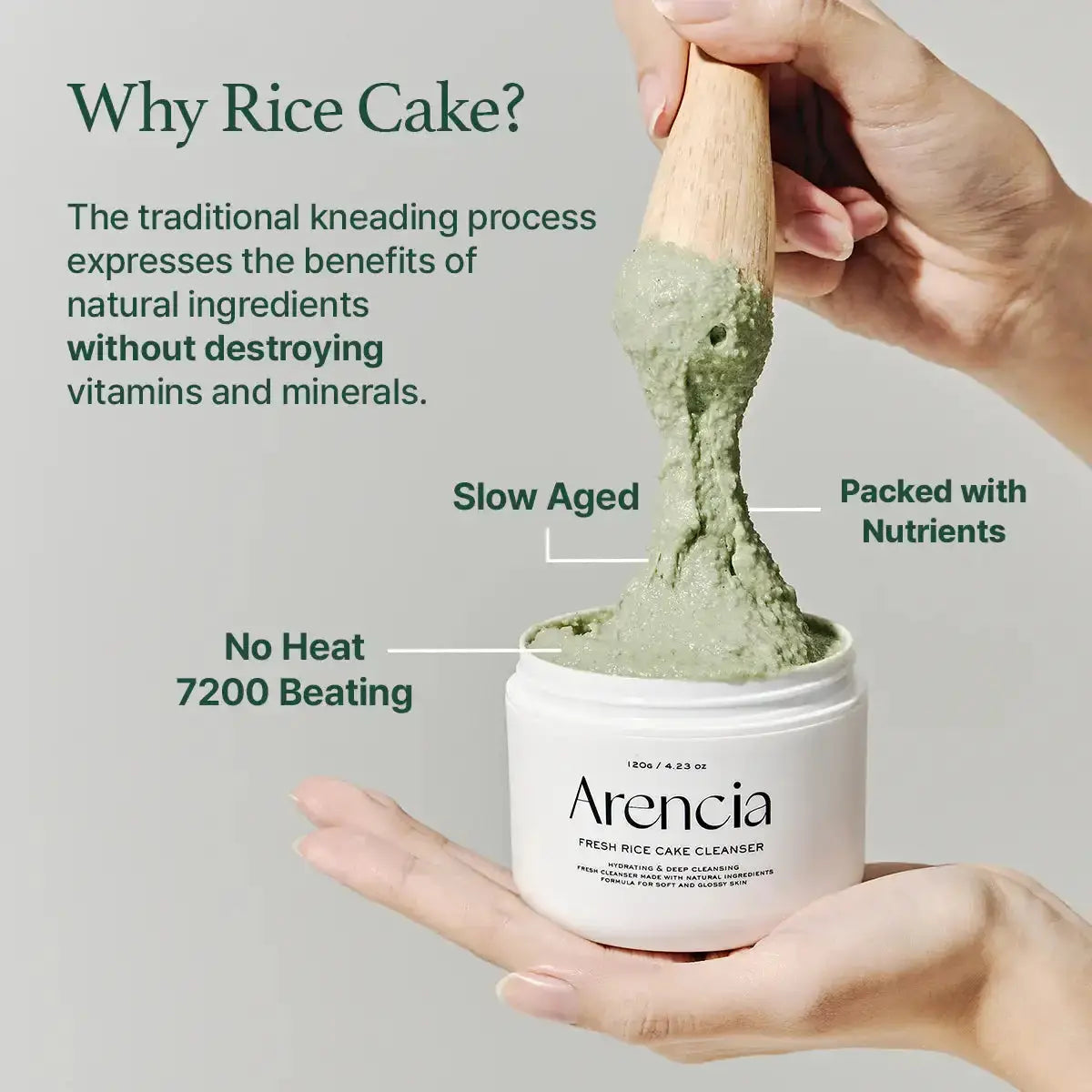 Arencia Fresh Green Rice Mochi Cleanser, uitleg over de rijstcake-textuur met spatel
