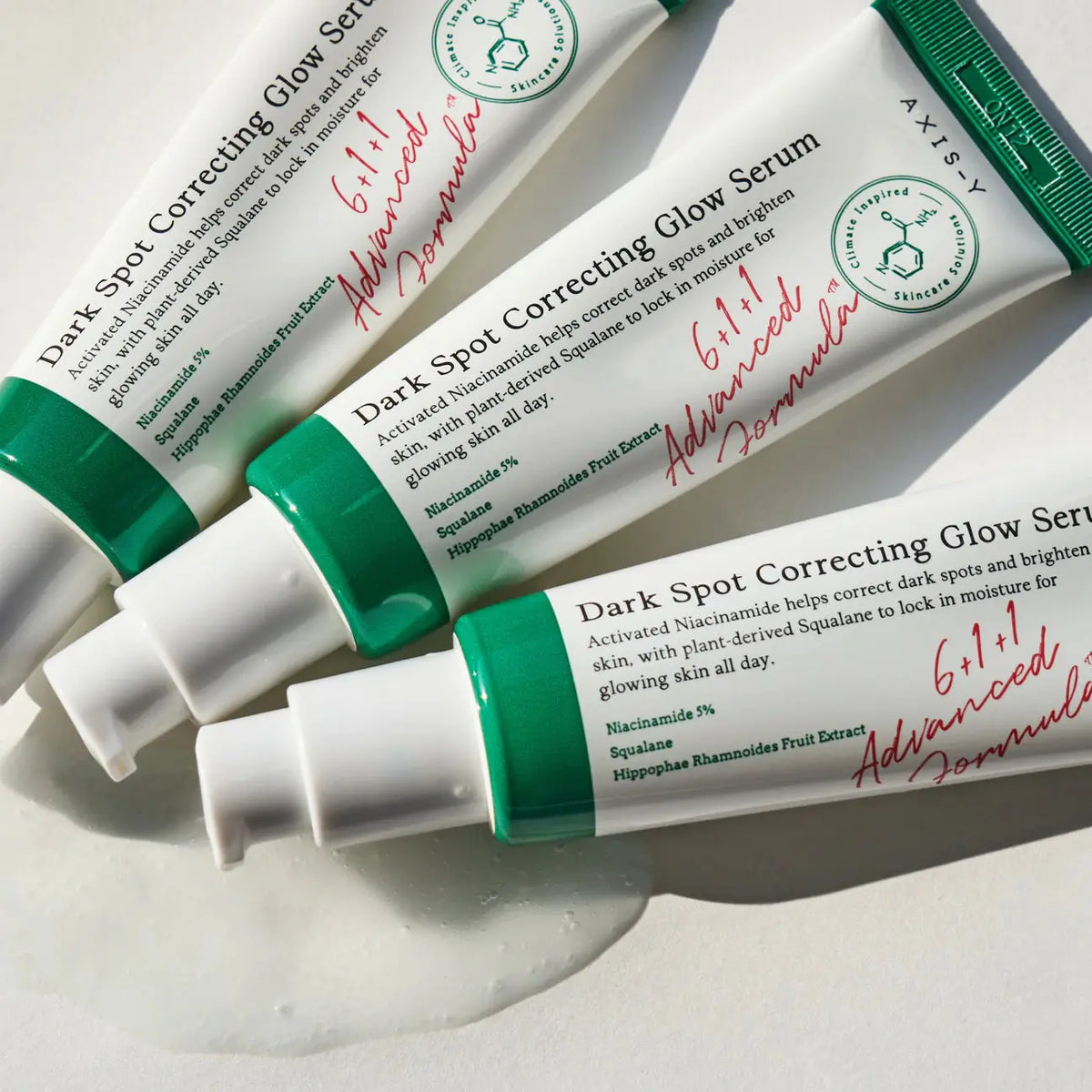 AXIS-Y Dark Spot Correcting Glow Serum, drie tubes met een veeg serum