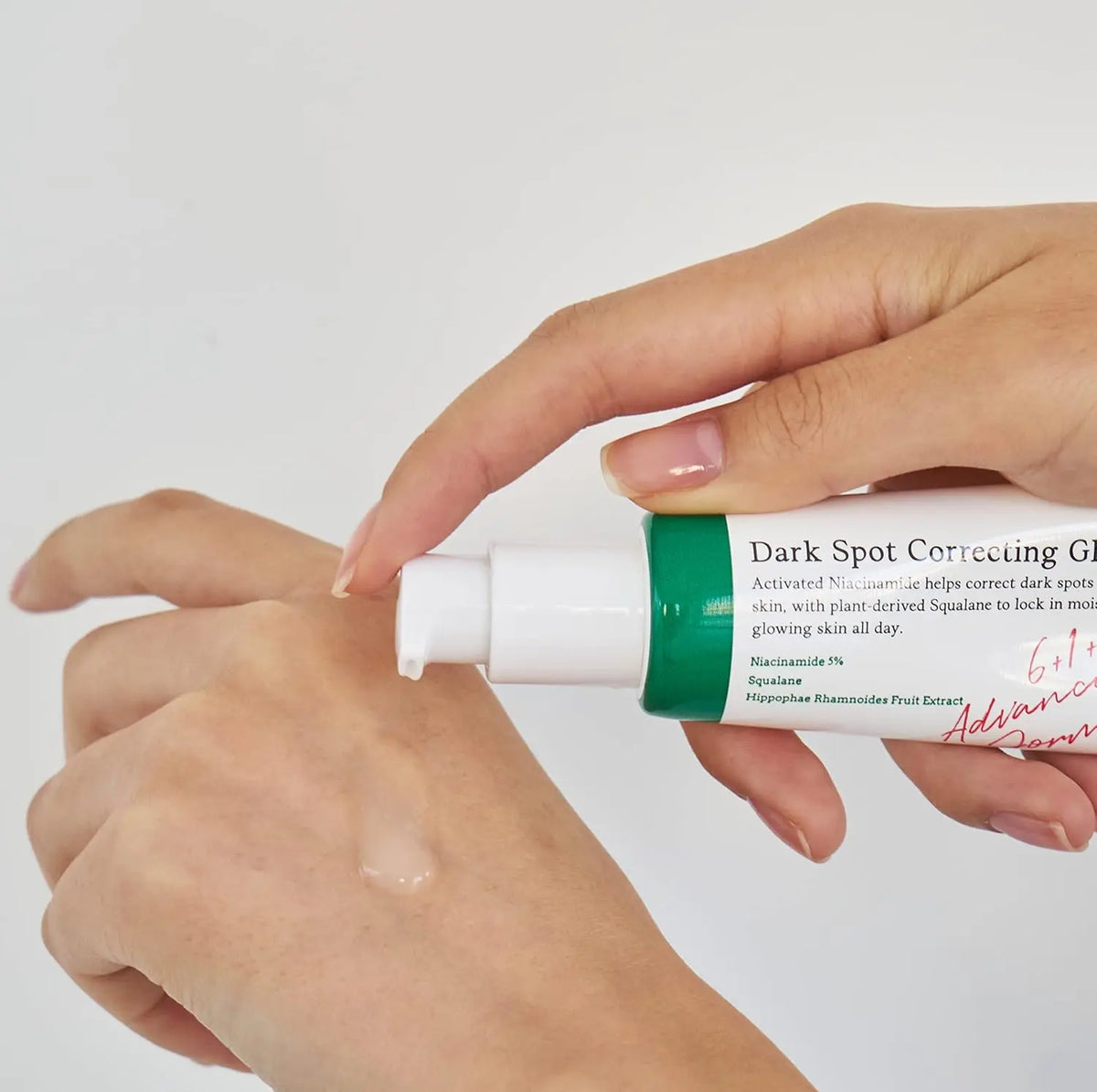 AXIS-Y Dark Spot Correcting Glow Serum wordt op de handrug aangebracht