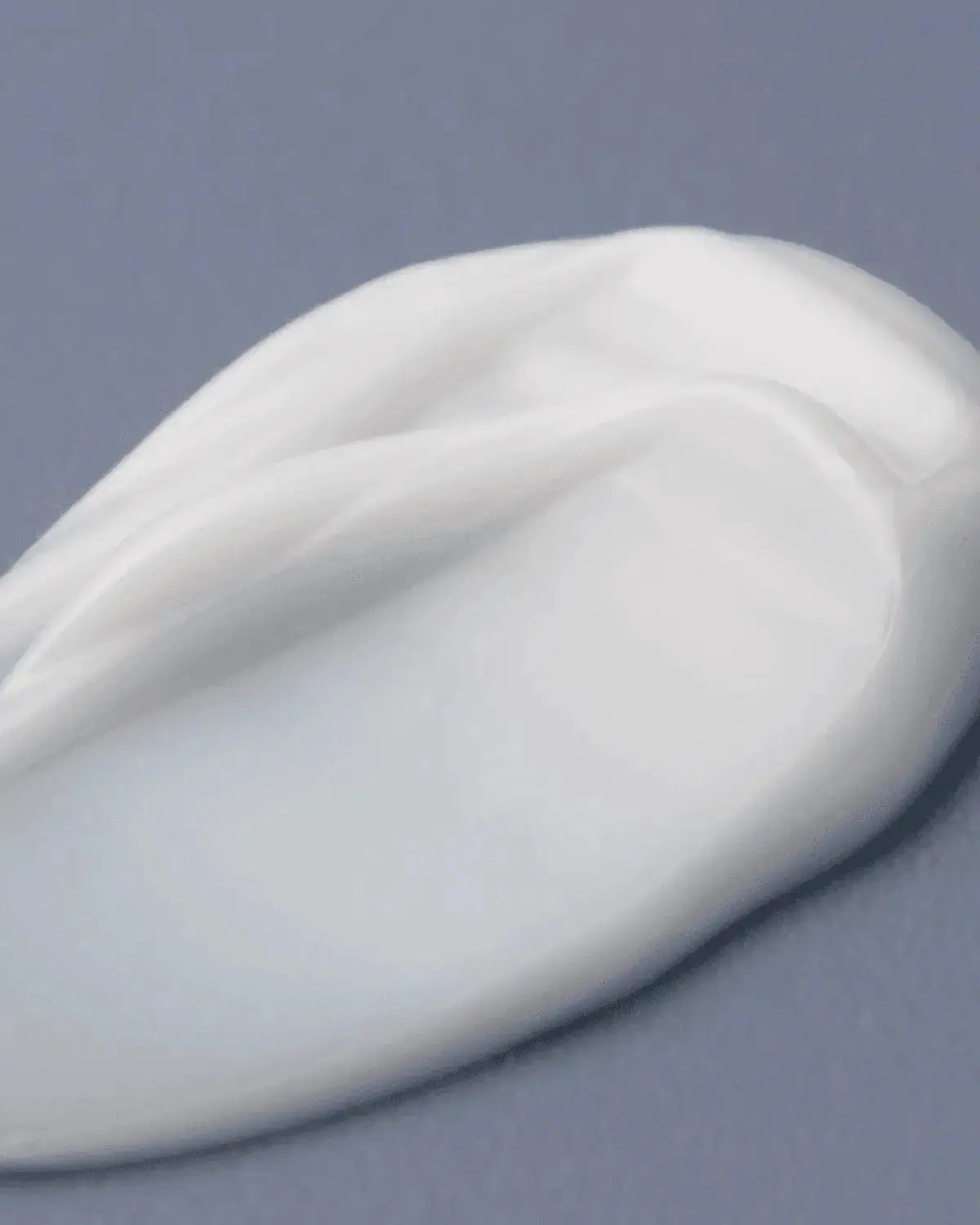 AXIS-Y TXA 2.5% Intensive Brightening Cream, close-up van de witte crèmetextuur