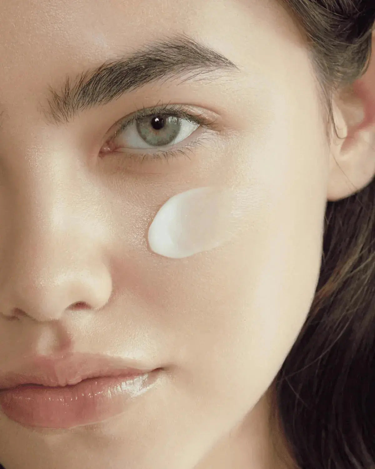 AXIS-Y TXA 2.5% Intensive Brightening Cream, klodder crème op de wang