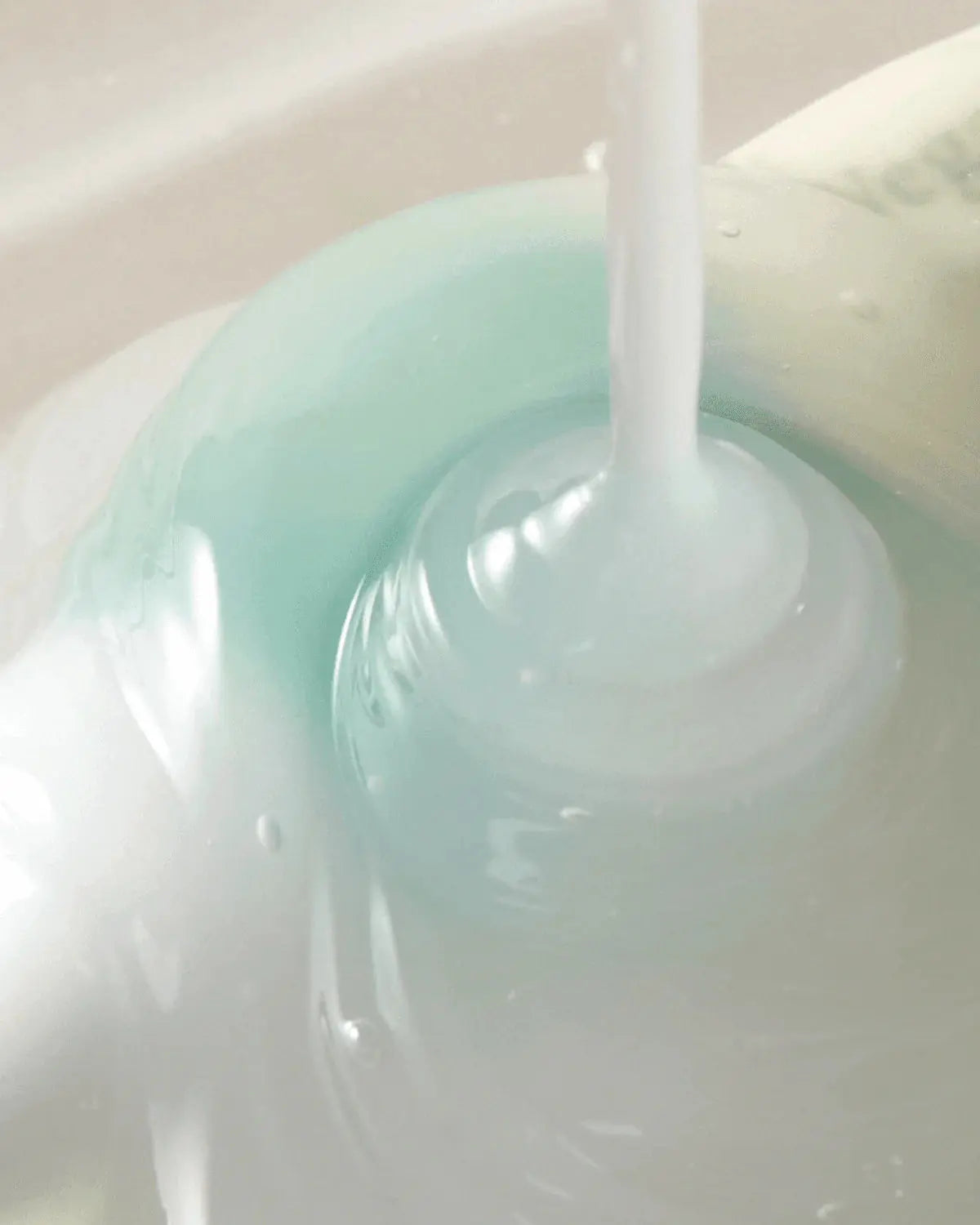 AXIS-Y Vegan Collagen Eye Serum, close-up van de witte serumtextuur