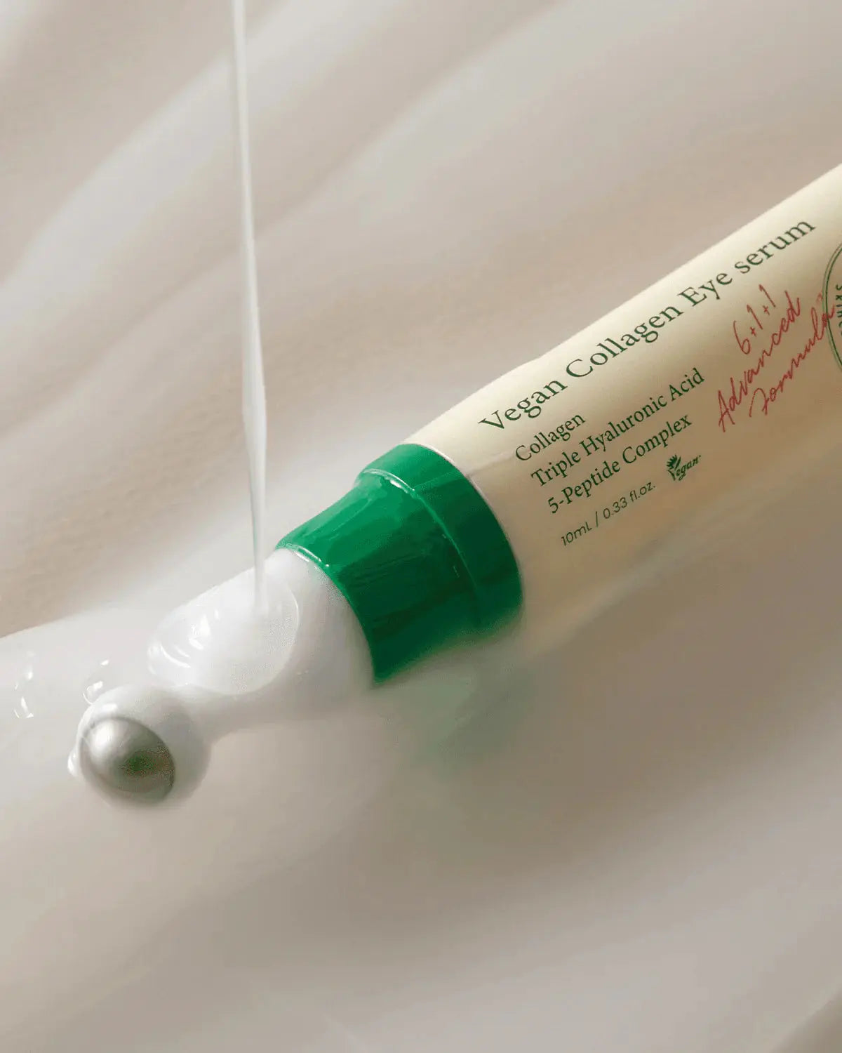 AXIS-Y Vegan Collagen Eye Serum, serum druppelt op de metalen roller