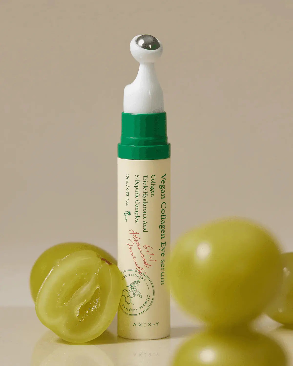 AXIS-Y Vegan Collagen Eye Serum tussen druiven