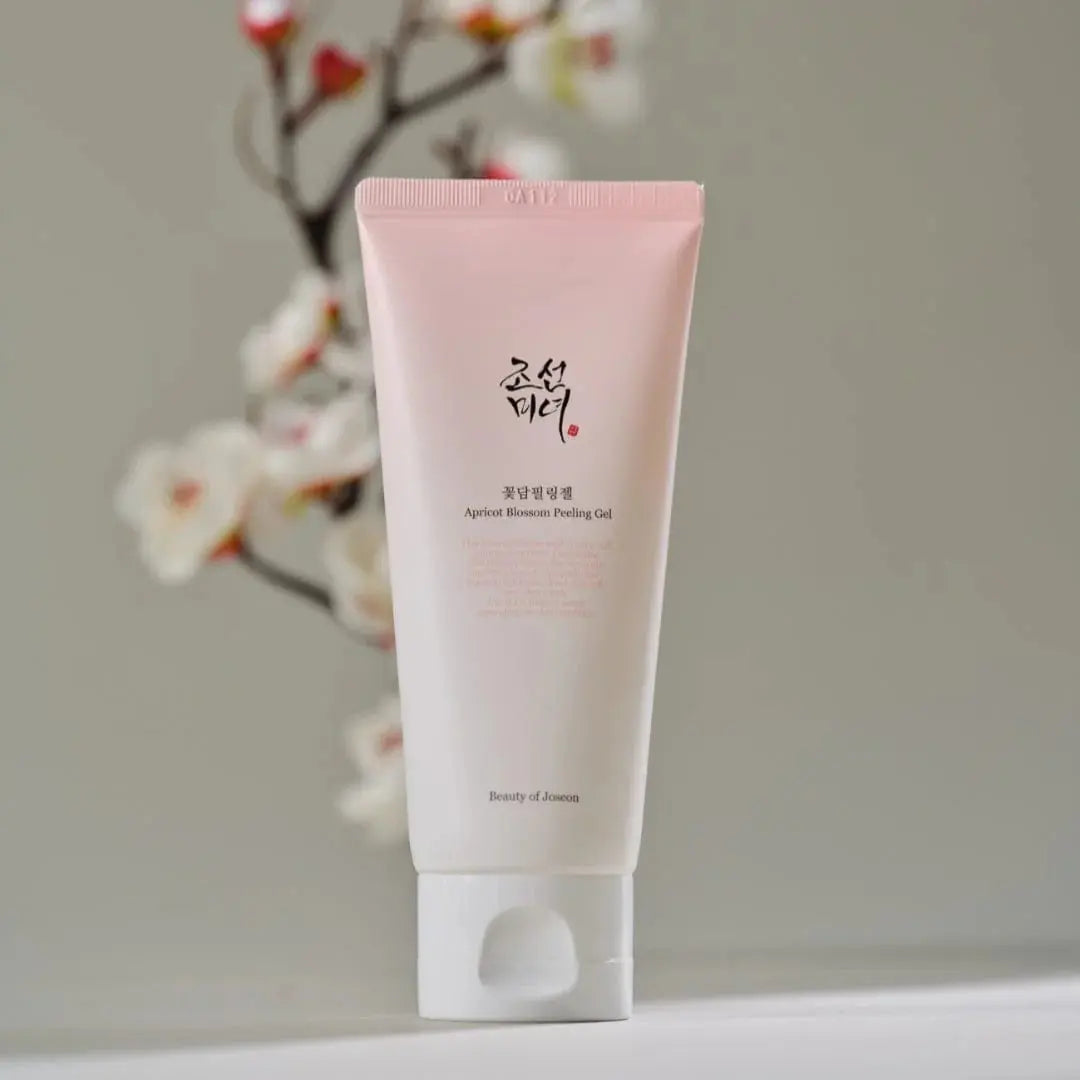 Beauty of Joseon Apricot Blossom Peeling Gel naast een tak met abrikozenbloesem