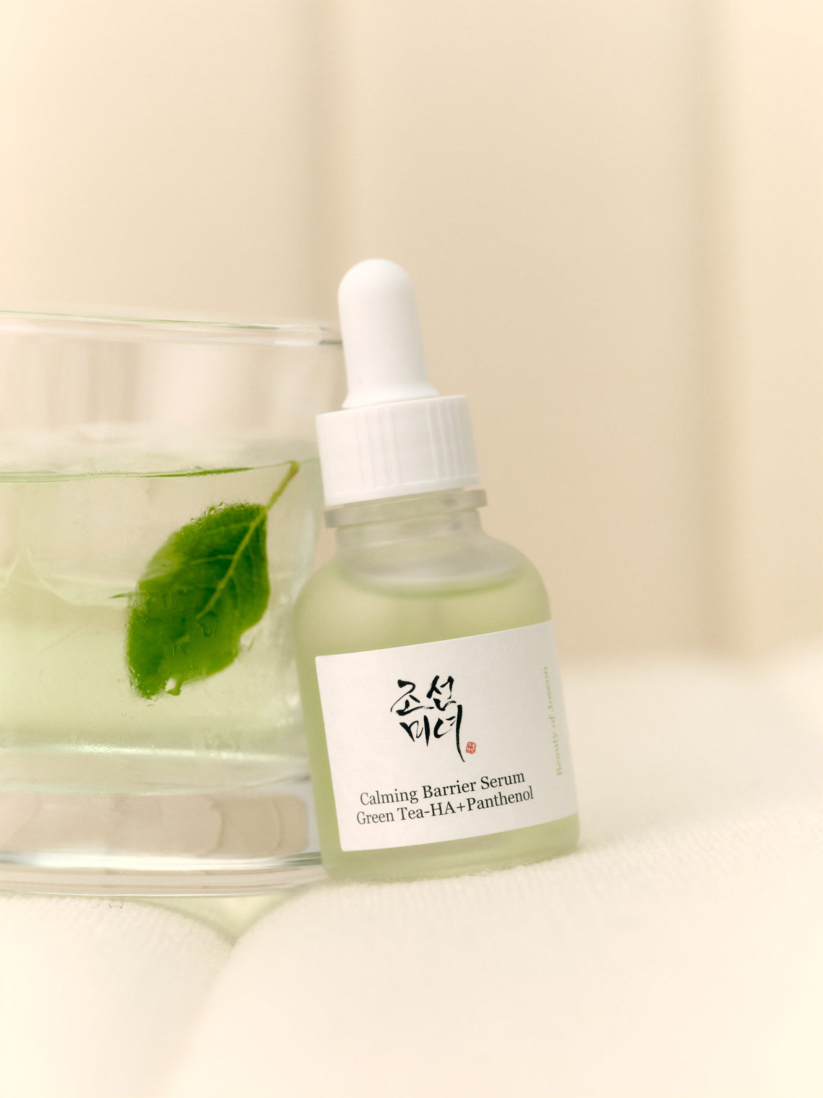 Beauty of Joseon Calming Barrier Serum flesje naast een groen blad in zacht licht