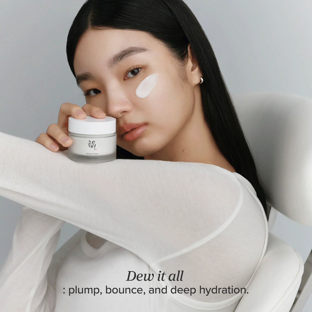 Model met Beauty of Joseon Dynasty Cream tegen haar wang en een streep crème op haar jukbeen