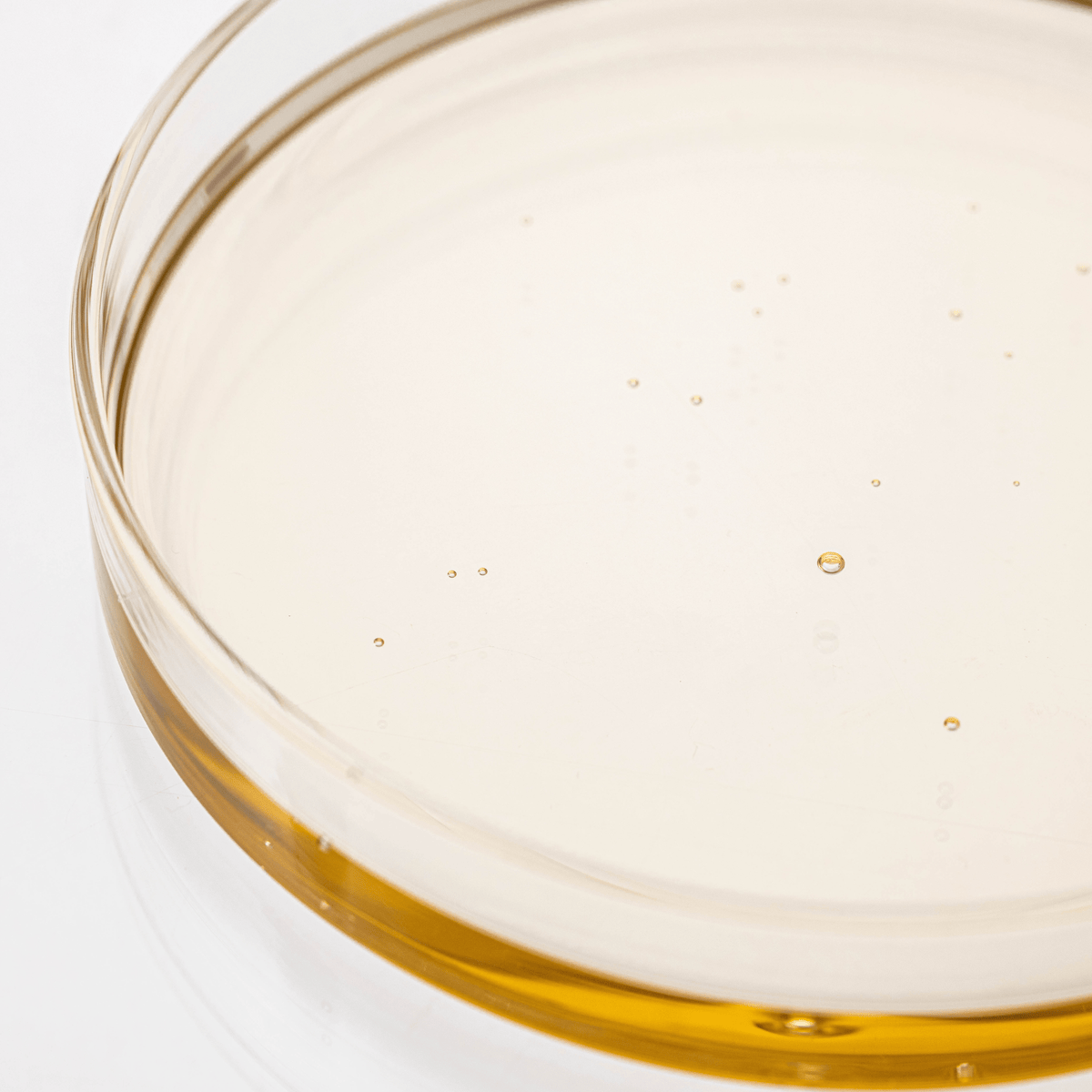 Heldere, goudkleurige textuur van Beauty of Joseon Ginseng Cleansing Oil in een glazen schaal