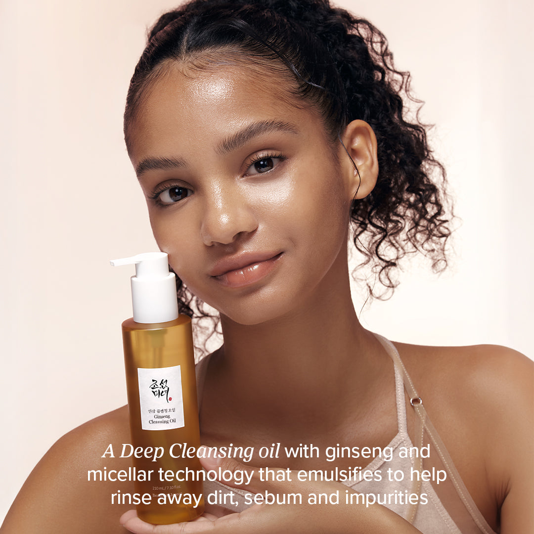 Model met Beauty of Joseon Ginseng Cleansing Oil, diep reinigende olie met ginseng en micellaire technologie