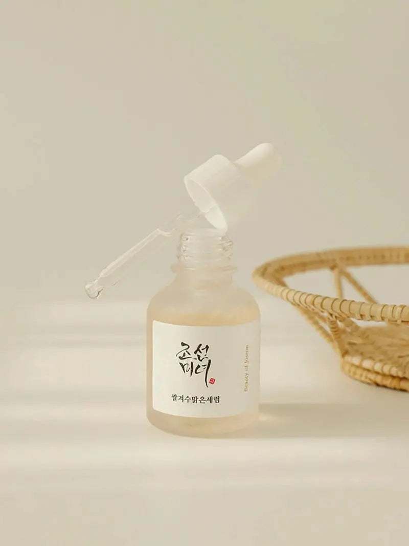 Beauty of Joseon Glow Deep Serum: Rice + Alpha Arbutin, geopende flacon met pipet naast een rieten mandje