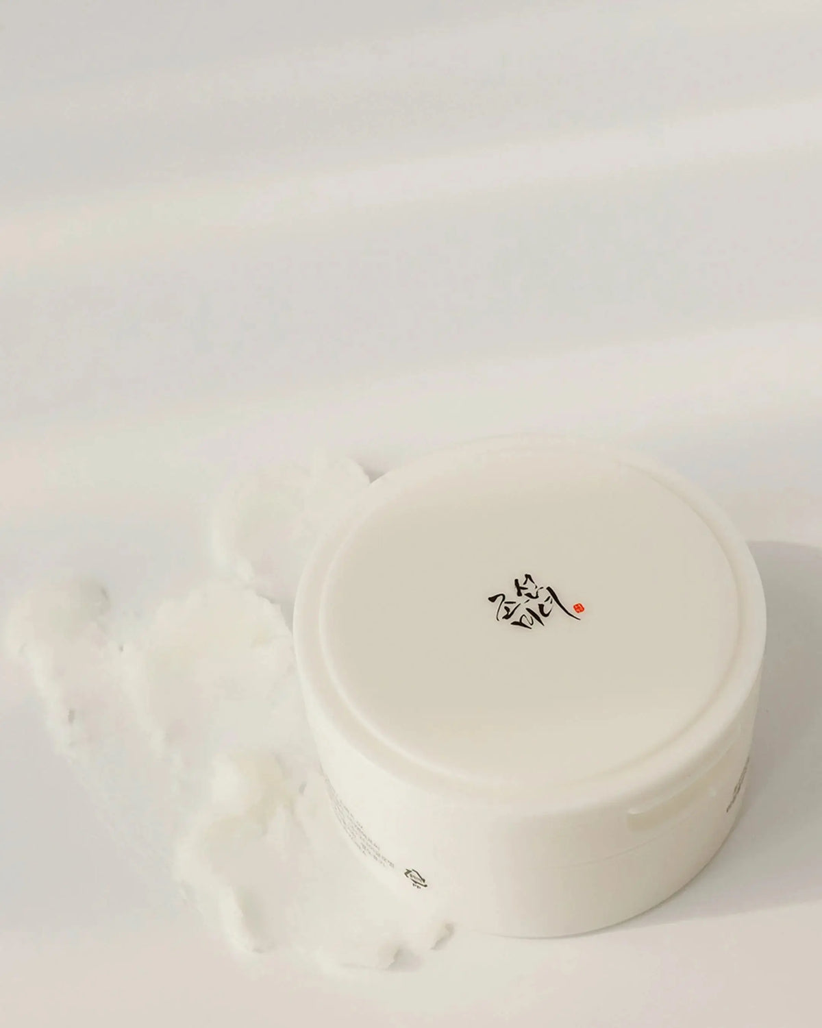 Beauty of Joseon Radiance Cleansing Balm, pot met uitgestreken balm ernaast